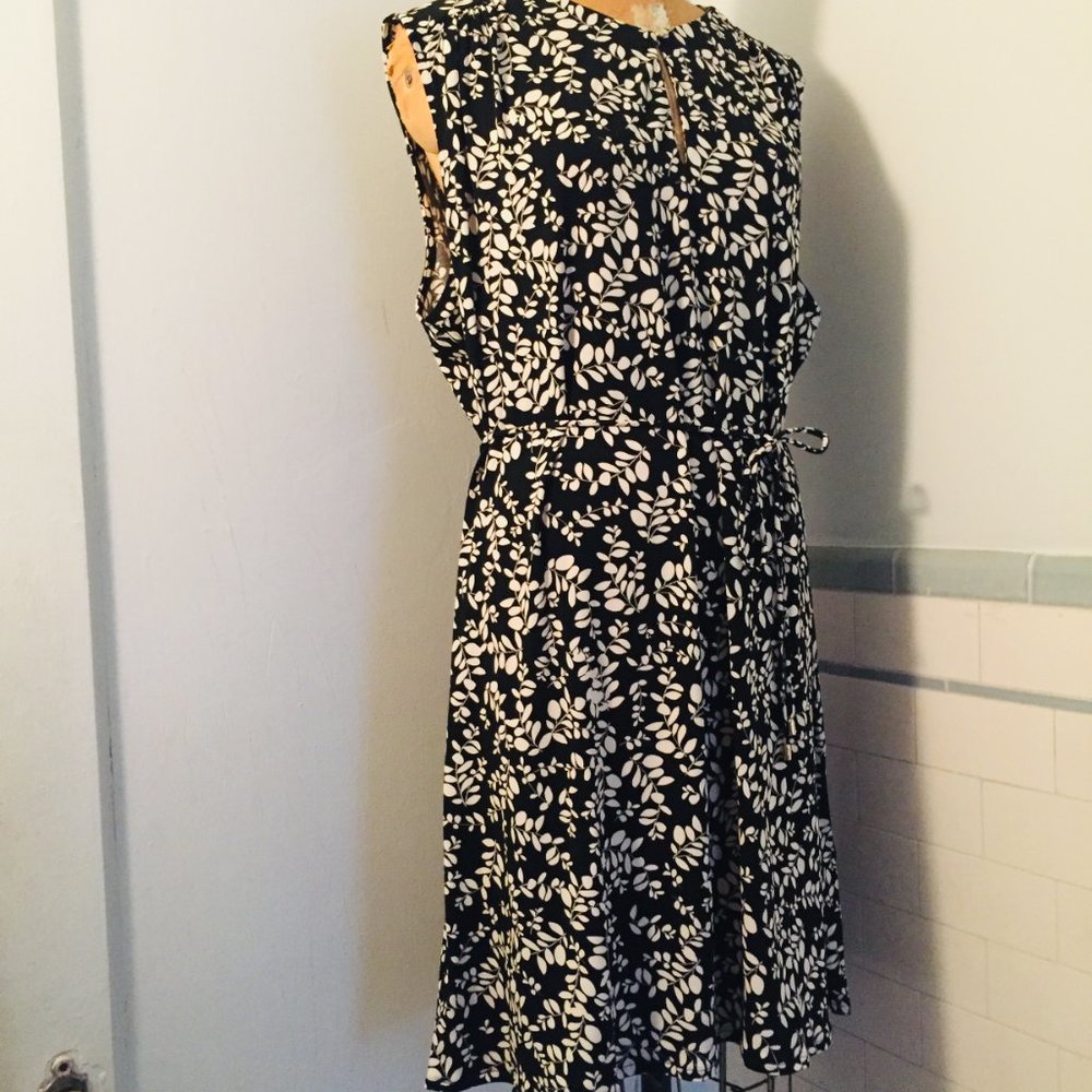 NWT szXXL Keyhole Belted Dress Petal Motif